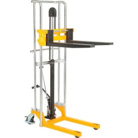Global Industrial™ Manual Lift Stacker 59"" Lift 880 Lb. Capacity