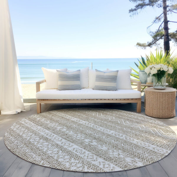 8' Beige And Ivory Round Southwestern Washable Indoor Outdoor Area Rug