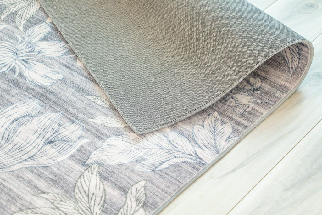 7' x 10' Gray and White Floral Area Rug