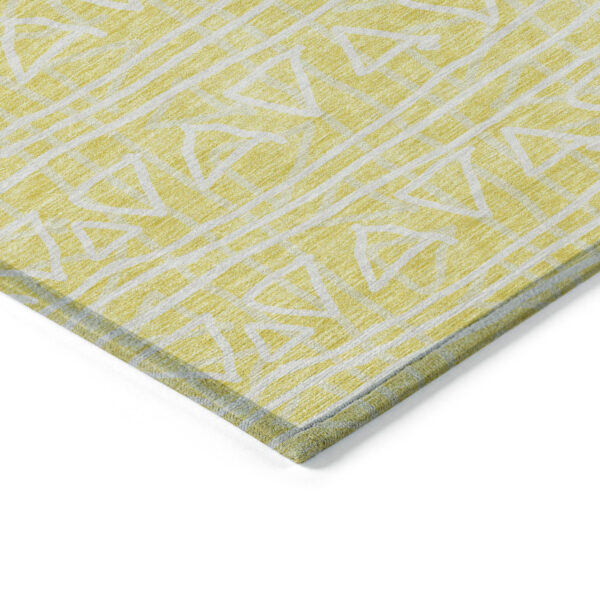 8' Yellow And Ivory Round Geometric Washable Indoor Outdoor Area Rug