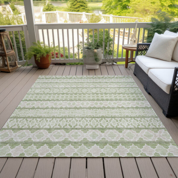 5' X 8' Artichoke Green And Ivory Quatrefoil Washable Indoor Outdoor Area Rug