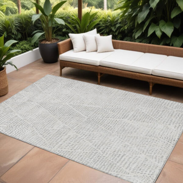 8' X 10' Silver And Ivory Geometric Washable Indoor Outdoor Area Rug
