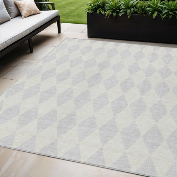5' X 8' Silver And Ivory Geometric Washable Indoor Outdoor Area Rug