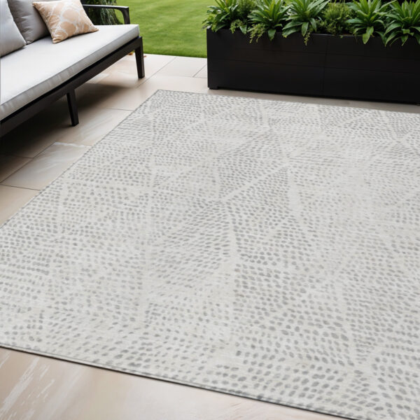 5' X 8' Silver And Ivory Geometric Washable Indoor Outdoor Area Rug