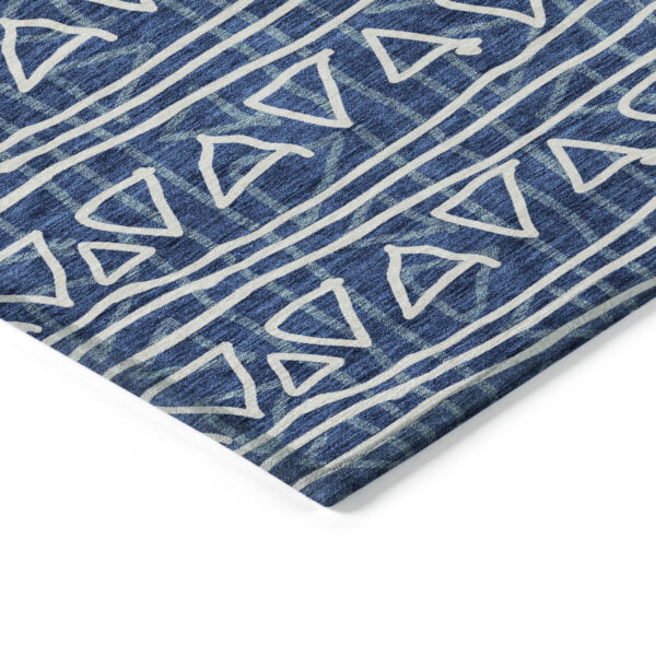 8' Navy Blue And Ivory Round Geometric Washable Indoor Outdoor Area Rug