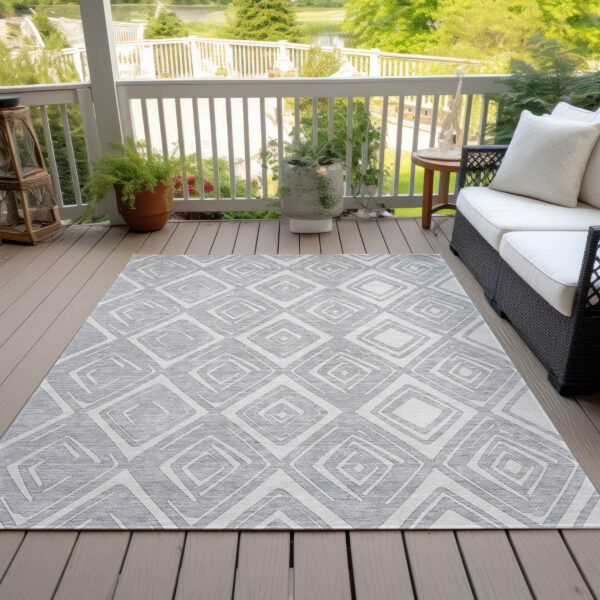 8' X 10' Silver And Ivory Geometric Washable Indoor Outdoor Area Rug