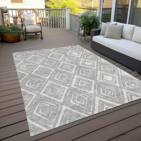 8' X 10' Silver And Ivory Geometric Washable Indoor Outdoor Area Rug