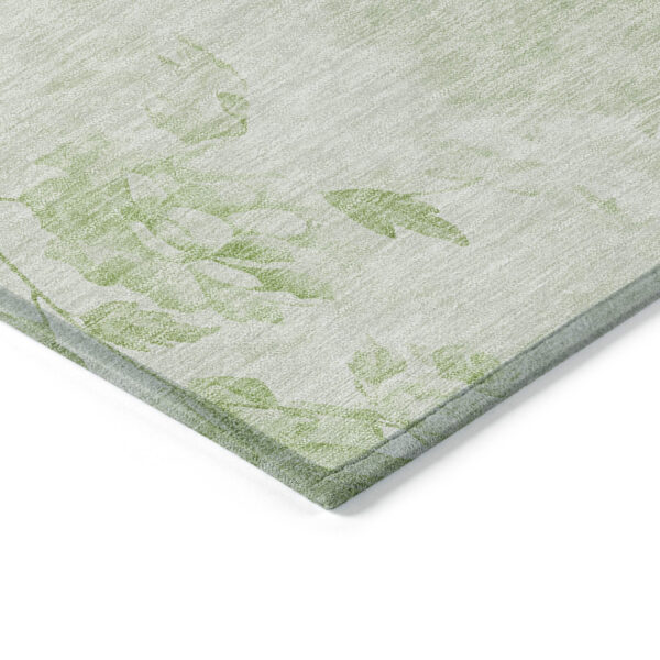 8' Green And Ivory Round Floral Washable Indoor Outdoor Area Rug