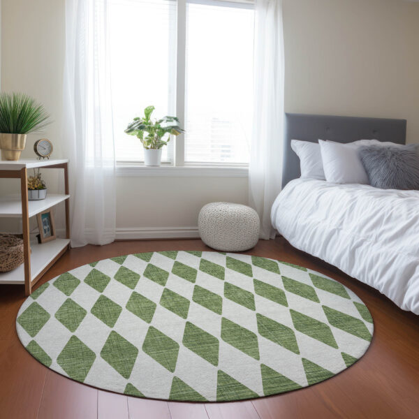 8' Green And Ivory Round Geometric Washable Indoor Outdoor Area Rug