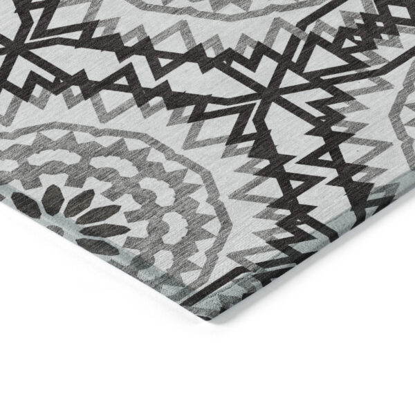 5' X 8' White Black And Gray Floral Medallion Washable Indoor Outdoor Area Rug