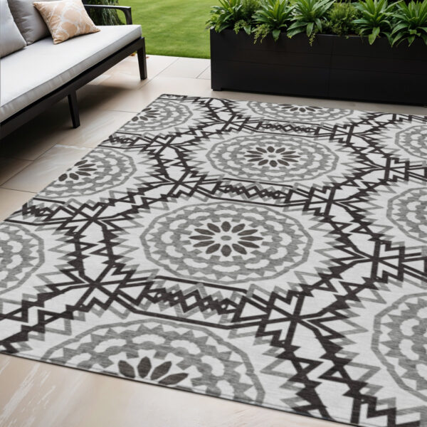 5' X 8' White Black And Gray Floral Medallion Washable Indoor Outdoor Area Rug