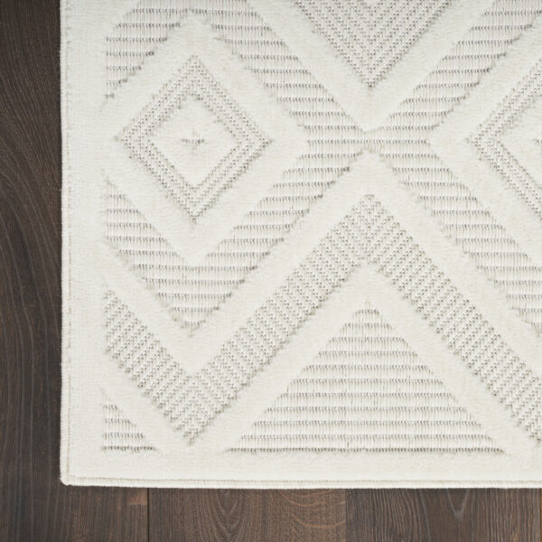 7' X 10' Ivory and White Indoor Outdoor Area Rug