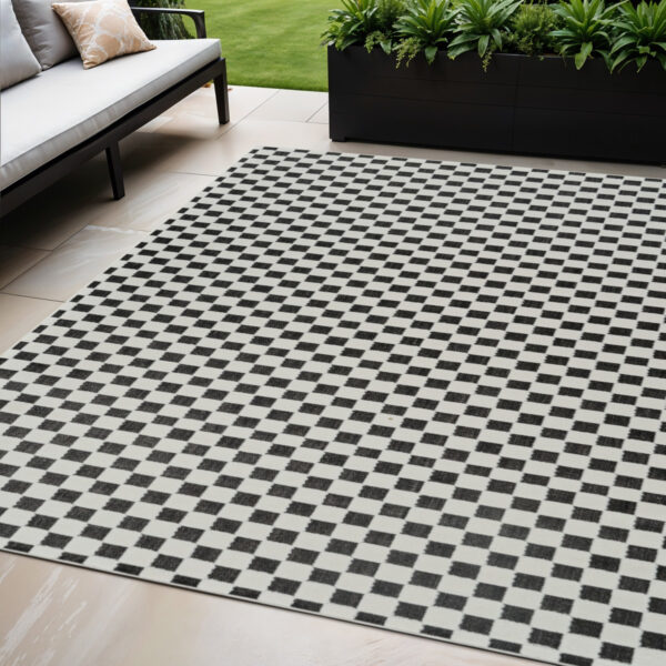 5' X 7' Black and White Geometric Distressed Indoor Outdoor Area Rug