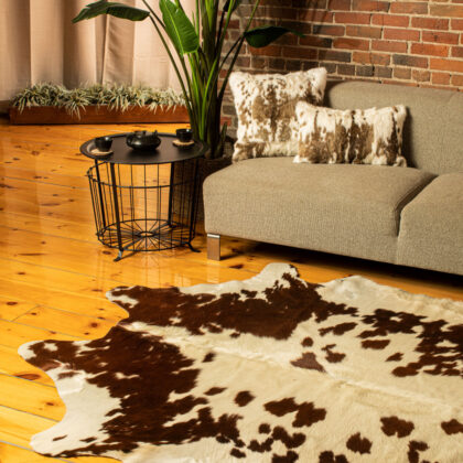 5' x 7' Brown and White Cowhide Hand Knotted Area Rug